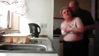 Pühade auks asendab kaunitar seksi esimeses isikus suured tissid ja kiisu.