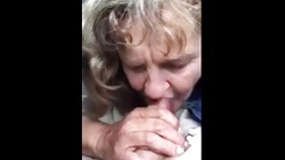Brünett avas oma väljavalitule koduseks suhuks suu ja viis ta orgasmini.