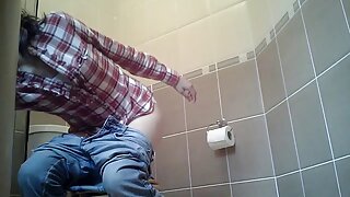 Kolm tüdrukut elutoas diivanil lavastasid ühele poisile grupipornot.