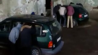 Rikas kutt oli puhkusel modellidega grupiseksis.