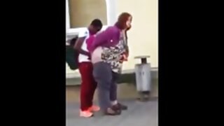 Kasupoeg masturbeerib ema aluspükstes, kuni ta ta kinni püüab.