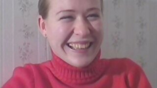 Massaaži ajal keppis kutt sõrmedega noore lita raseeritud kiisu.