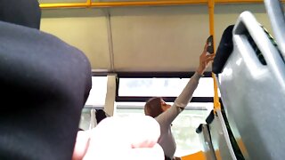 Suure torkega kutt peksab jämedalt noort blondiini sügavas kurgus.