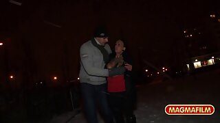 Glamuurne ema tegeleb kauni reetmisega koos lihaselise arstiga voodis.