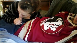 Tugev mees piitsutab rinnakat tüdruksõpra oma naisega.