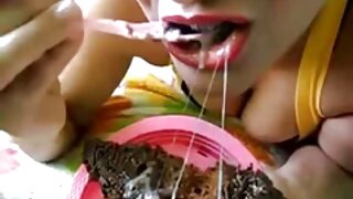 Noor tüdruk oigab orgasmist anaalse kuradi ajal.